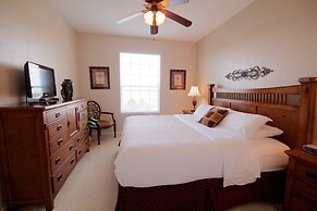 Executive Penthouse 3 Bedroom Condo by RedAwning