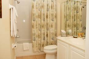 Lake View Classic 3 Bedroom Condo by RedAwning