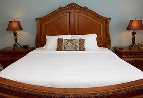 Lake View Classic 3 Bedroom Condo by RedAwning