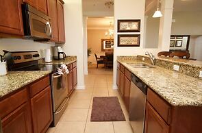 Lake View Classic 3 Bedroom Condo by RedAwning