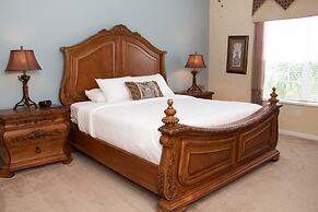 Lake View Classic 3 Bedroom Condo by RedAwning