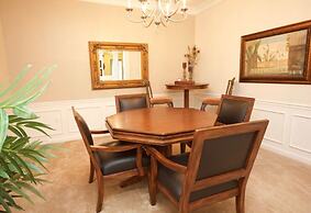 Lake View Classic 3 Bedroom Condo by RedAwning