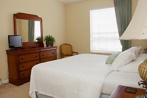 Lake View Classic 3 Bedroom Condo by RedAwning