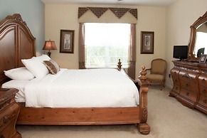 Lake View Classic 3 Bedroom Condo by RedAwning