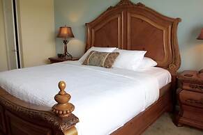 Lake View Classic 3 Bedroom Condo by RedAwning