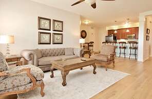 Lake View Classic 3 Bedroom Condo by RedAwning