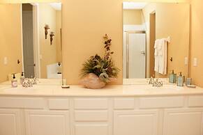 Lake View Classic 3 Bedroom Condo by RedAwning