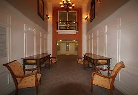 Lake View Classic 3 Bedroom Condo by RedAwning