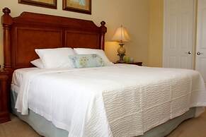 Lake View Classic 3 Bedroom Condo by RedAwning