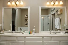 Lake View Penthouse Loft 3 Bedroom Condo by RedAwning