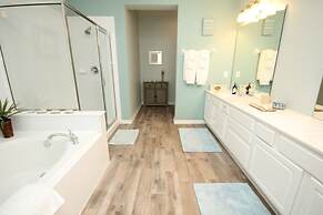 Lake View Paradise 3 Bedroom Condo by RedAwning