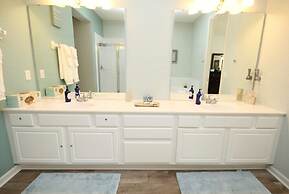 Lake View Paradise 3 Bedroom Condo by RedAwning