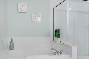 Miranda's Gem Deluxe 3 Bedroom Condo by RedAwning