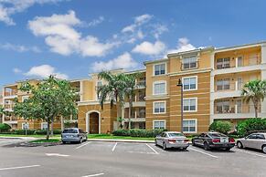 Vero`s Gem Deluxe 3 Bedroom Condo by RedAwning