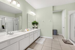 Vero`s Gem Deluxe 3 Bedroom Condo by RedAwning