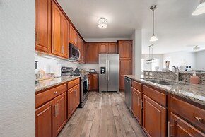 La Vista Lakeview Deluxe 3 Bedroom Condo by RedAwning