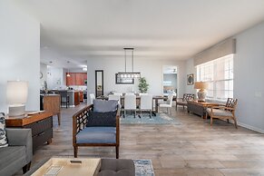 La Vista Lakeview Deluxe 3 Bedroom Condo by RedAwning