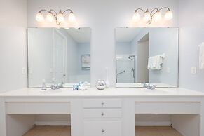 Casa Lucia Lakeview 3 Bedroom Condo by RedAwning