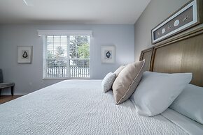 Casa Lucia Lakeview 3 Bedroom Condo by RedAwning