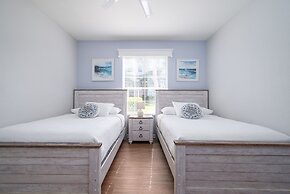 Casa Lucia Lakeview 3 Bedroom Condo by RedAwning