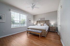 Casa Lucia Lakeview 3 Bedroom Condo by RedAwning