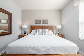 Casa Lucia Lakeview 3 Bedroom Condo by RedAwning