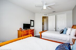 Renata's Waterscape Deluxe 3 Bedroom Condo by RedAwning