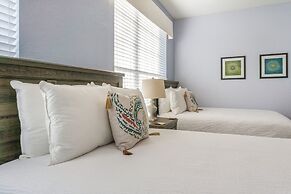 Casa Nova Deluxe Townhome 3 Bedroom Townhouse by RedAwning