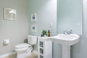 Casa Nova Deluxe Townhome 3 Bedroom Townhouse by RedAwning