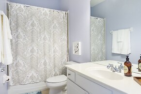 Casa Nova Deluxe Townhome 3 Bedroom Townhouse by RedAwning