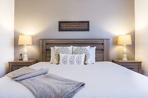 Casa Nova Deluxe Townhome 3 Bedroom Townhouse by RedAwning