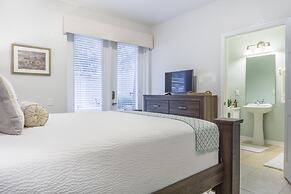 Casa Nova Deluxe Townhome 3 Bedroom Townhouse by RedAwning