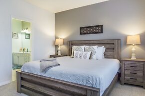 Casa Nova Deluxe Townhome 3 Bedroom Townhouse by RedAwning