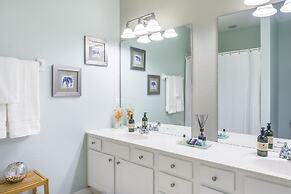 Casa Nova Deluxe Townhome 3 Bedroom Townhouse by RedAwning