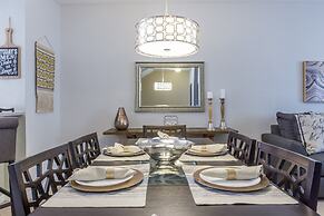 Casa Nova Deluxe Townhome 3 Bedroom Townhouse by RedAwning