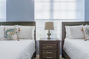 Casa Nova Deluxe Townhome 3 Bedroom Townhouse by RedAwning