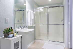 Casa Nova Deluxe Townhome 3 Bedroom Townhouse by RedAwning