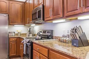 Casa Del Lago Penthouse 3 Bedroom Condo by RedAwning