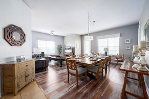 Casa Toscana Deluxe 3 Bedroom Condo by RedAwning