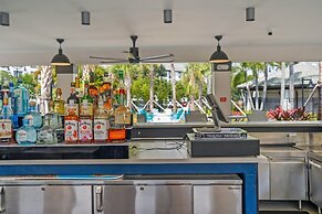 Casa Magna Deluxe 3 Bedroom Condo by RedAwning