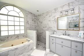 Greater Groves - 5 Bedrooms House w/pool-5202GG Home by RedAwning