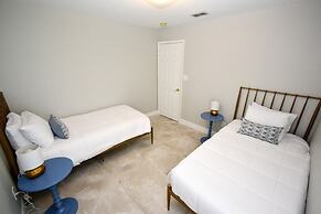 Greater Groves - 5 Bedrooms House w/pool-5202GG Home by RedAwning