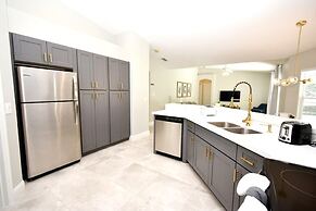 Greater Groves - 5 Bedrooms House w/pool-5202GG Home by RedAwning