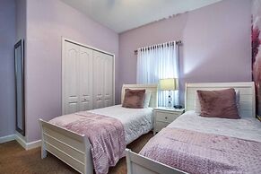 Storey Lake- 5 Bedroom Townhome w/ Pool- 1600ST Townhouse by RedAwning