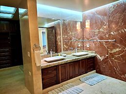Luxury Beach Frontage Villa For Rent