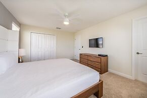 Champions Gate Luxury ! 6 Bedroom Home by RedAwning