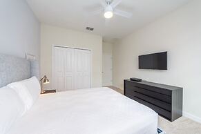 Champions Gate Luxury ! 6 Bedroom Home by RedAwning