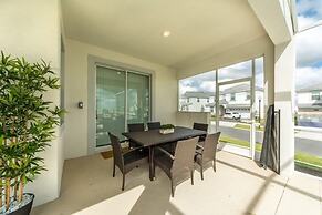 Champions Gate Luxury ! 6 Bedroom Home by RedAwning