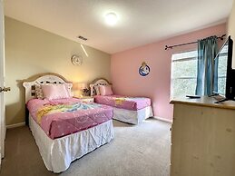 This amazing 6 Bedroom property with a lake view Villa by RedAwning