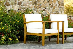 Quiet and Relaxing, Surrounded by Greenery a few Kilometers From the s